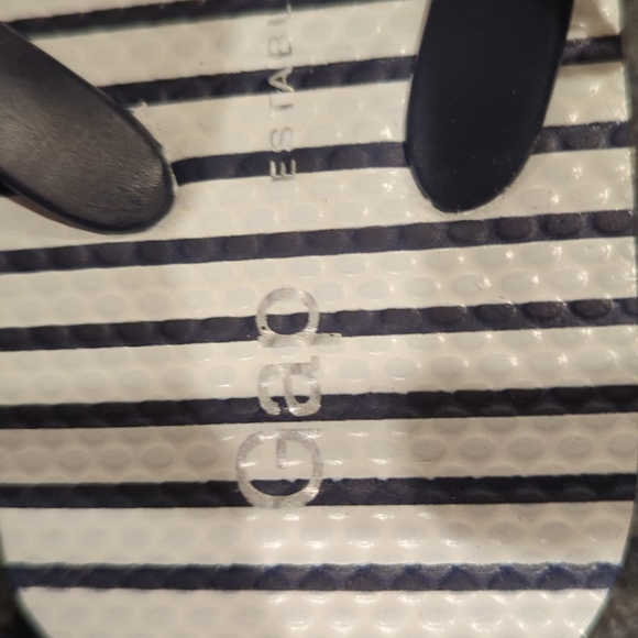 GAP toddler sandals, Navy/white, size 5/6 - Picture 3 of 4